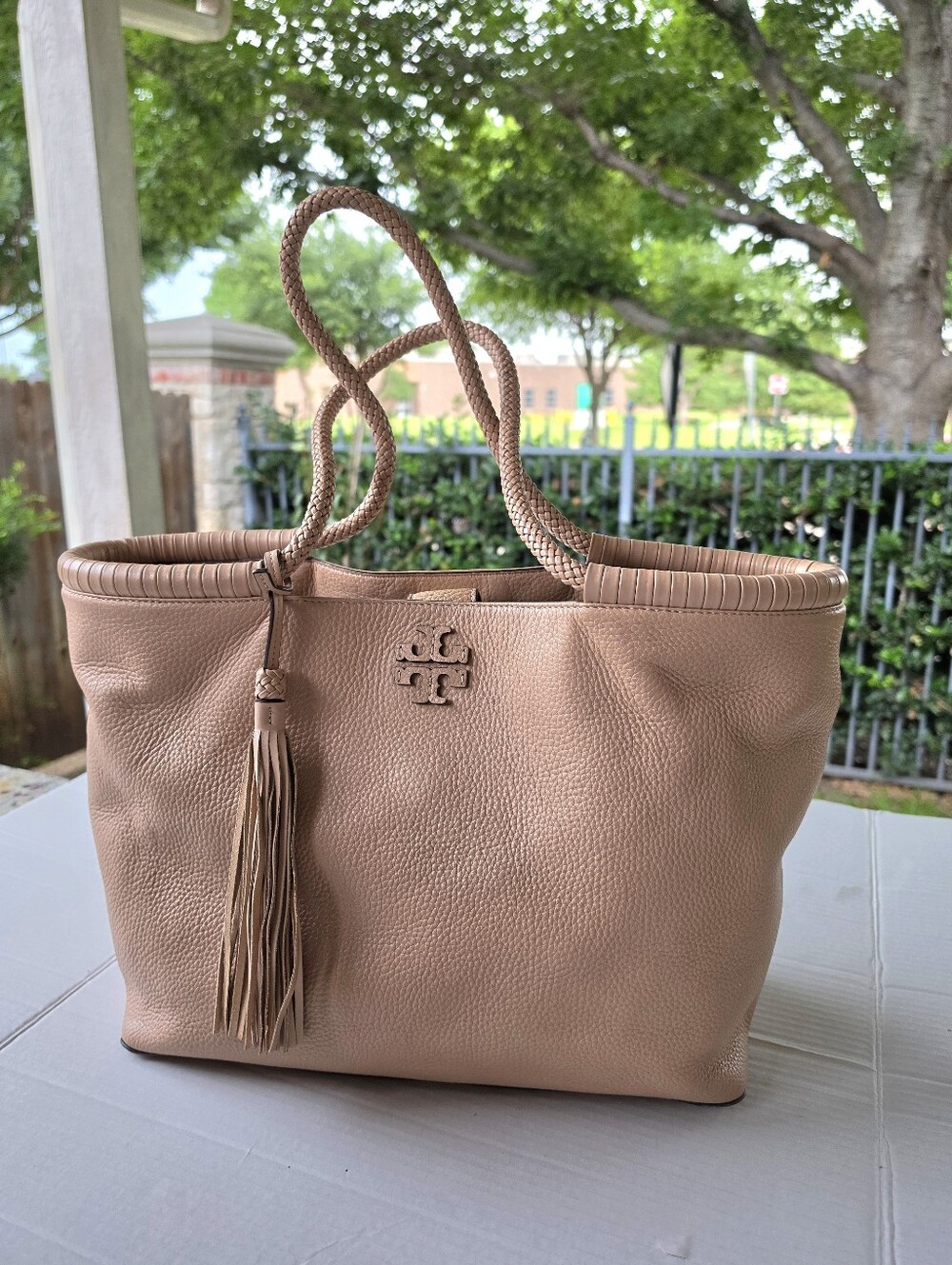 Tory Burch Taylor Pebbled Leather Tote Bag – Neutral Beige / Nude